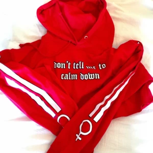  - En cool röd hoddie från Lisa Ancarman! Aldrig använd! Fina vita detaljer på ärmar och på bröstet, samt huva! Köparen står för frakt på 60kr