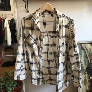  - Mjuk och tunn rutig skjorta från h&m. Perfekt till att skydda axlarna från solen i sommar :) bomull 