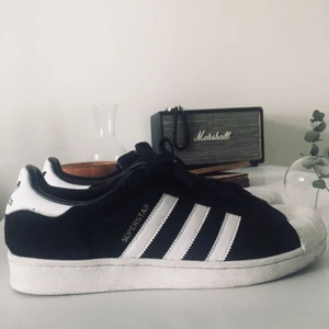  - Nästintill nya Adidas Superstar. Nypriset var: 1065:-  Använda max 4-5 gånger. / Stl: 42. 2/3  Prioriterar snabba affärer. Ev. frakt går att tillgå men bekostas av köparen.  Ha det gott!