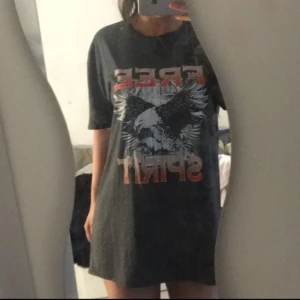  - Bättre bild på tee dressen. 