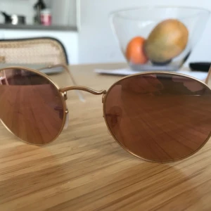  - Ray Ban inköpta förra sommaren. Har skavts lite på främst ena glaset, men är inget som märkt när man har de på sig.  Rosatonade glas :) 