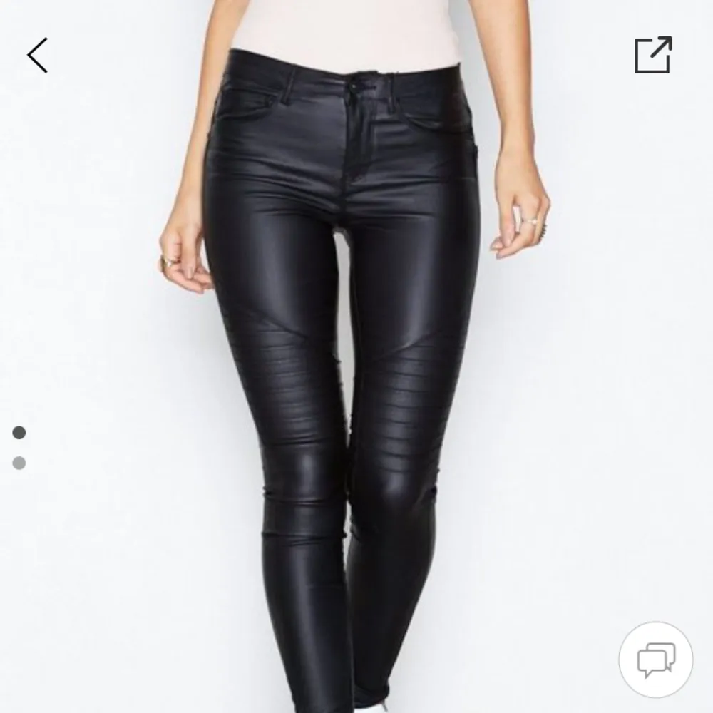 Säljer dessa skitsnygga byxor från Nelly.com/ONLY. Helt oanvända då de var för små för mig. Står stretchig modell på hemsidan men skulle inte kalla de för det. Passar dig som har storlek S/M. 300kr plus frakt💕. Jeans & Byxor.