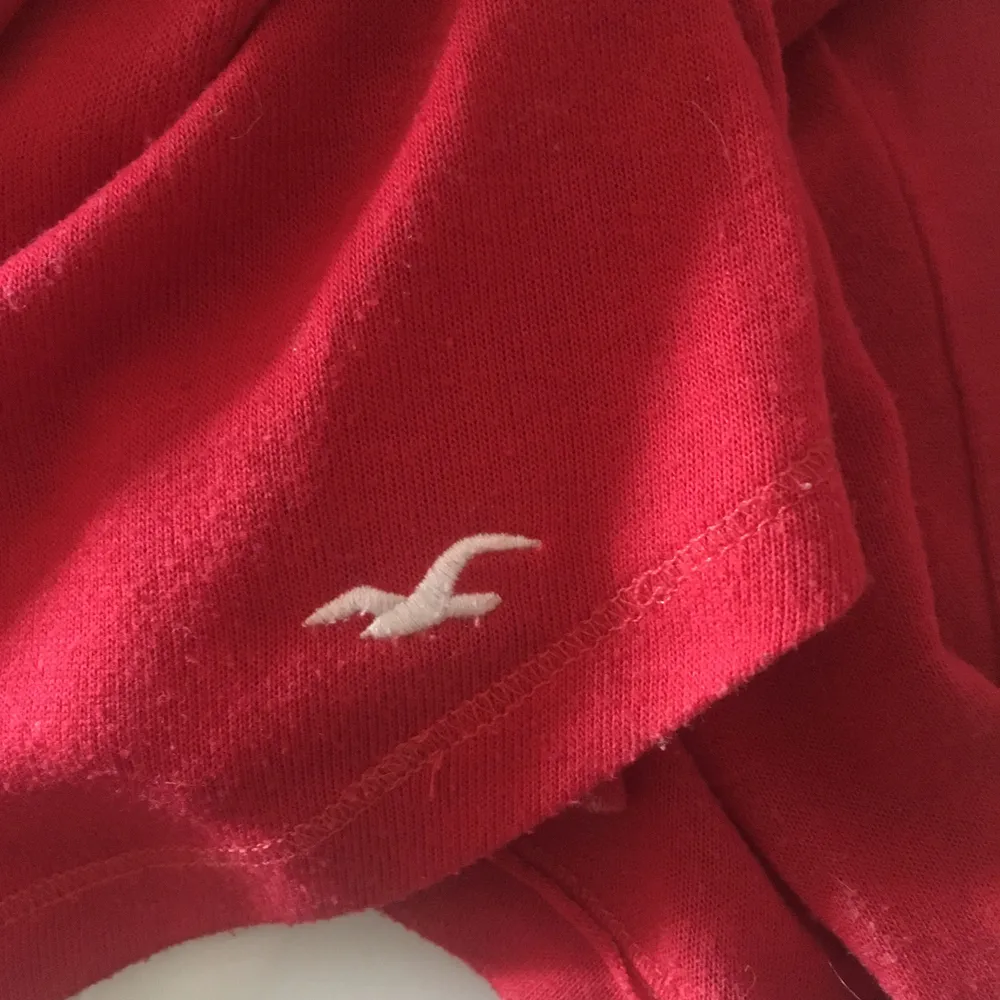 V-ringad tröja från #Hollister. Röd härlig färg och lätt mjukt bomullstyg. Säljes pga fel storlek! Köparen betalar frakt, samfraktar givetvis ☺️ Kan mötas upp i Göteborg eller omkring Åmål! . Toppar.