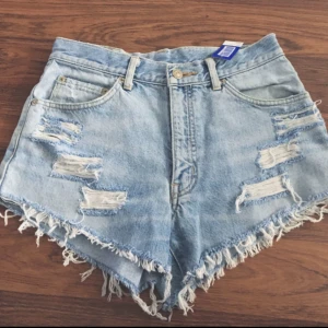  - Super snygga vintage shorts som är höga i midjan! Oanvända inköpta på vintage marknad Storlek passar medium / smal 