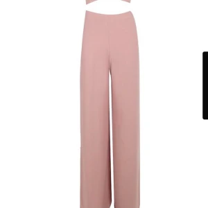  - Skitsnygga vida byxor i luftigt material, säljes pga av alldeles för stora och långa för mig som är 160. Färgen överrensstämmer med de första två bilderna väldigt missvisande på den sista bilden.  Pris är inkl frakt.