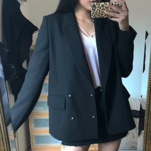 - Svart blazer från Zara, aldrig använd .byter ej✨