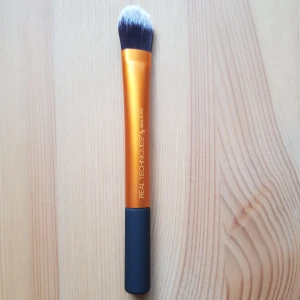  - Real Techniques essential foundation brush. Självklart ny och oanvänd. Frakt 15 kr 💃