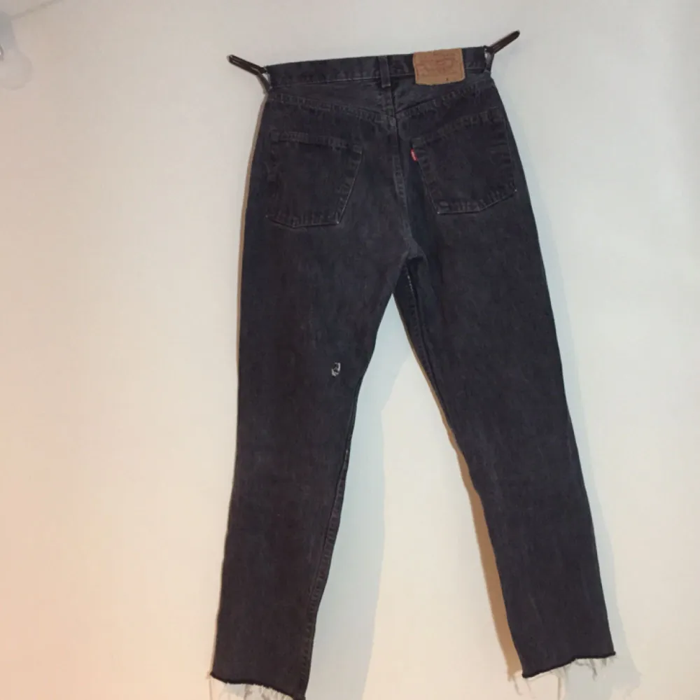 Grå Levis jeans. Väldigt sköna och sitter supersnyggt! Dom är avklippta så skulle gissa på att dom kanske är 30/32 i längden nu istället. Pris går att diskutera. . Jeans & Byxor.