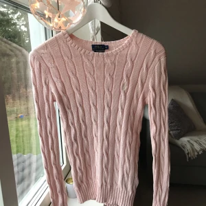  - Säljer denna fina stickade tröja från Ralph Lauren, ljusrosa i storlek XS. Ser ut som ny & endast använd 2 gånger. Köptes för 1199kr men säljer för 349kr (köpare står för frakt) 😃