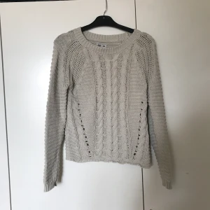 - Suuperfin grå/beige stickad tröja! Från JC💪🏼🌸🤩