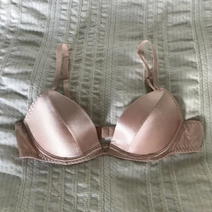 - En fin push up bh i satin, ljust rosa och endast provad. Storlek 70A men skulle kunna passa en 70B. Köparen betalar frakt, eller upphämtning i Linköping.