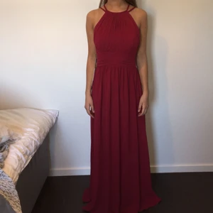  - Vinröd balklänning i storlek 34 från JJsHouse. Aldrig använd och originalpriset är 1100 kr.
