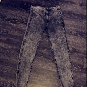  - Byxor från H&M. Storlek:31