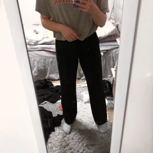  - Ett par kostymbyxor i storlek 38 från Soho. Köparens står för frakten :) 