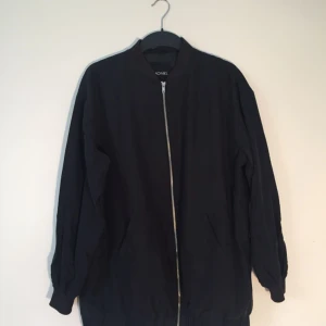  - Svart tröja i bra skick, knappt använd. Färgen är inte helt becksvart, snarare lite åt det grå hållet (fast så nära svart det kan bli ändå). 