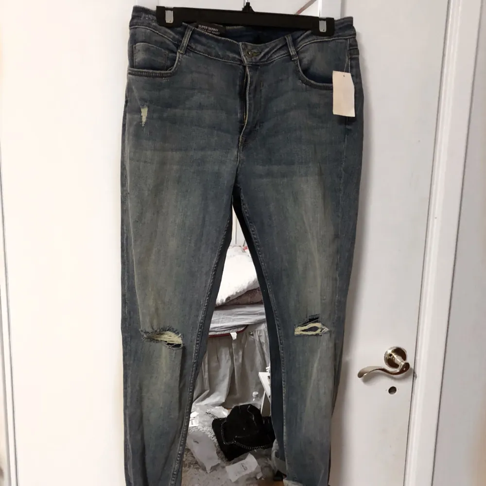 Ett par jeans från hm med lappar kvar. Står storlek 42 i men skulle uppskatta de till 38-40.. Jeans & Byxor.