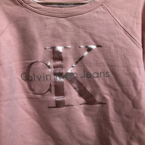  - Äkta Calvin Klein tröja. Liten i storleken, passar M. Jag är S och passar bra