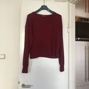  - 95% polyester  5 % elastane   Använd 3 gånger  Färg: vinröd  