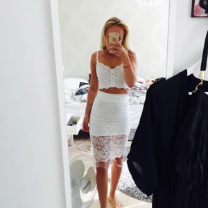  - Säljer både toppen och kjolen. Perfekt sommaroutfit eller kanske till white party.  Toppen kostar 50kr och kjolen 100kr ifall man vill köpa en av dem bara.