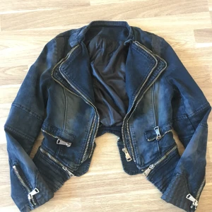  - jeansjacka använd 1gång, nypris 700