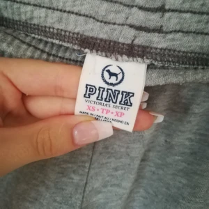  - Supersköna mjukisshorts från Victorias secret. Står att det är storlek xS men de är mer som en storlek S. 