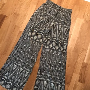  - Fina mönstrade byxor från H&M. Stl 34