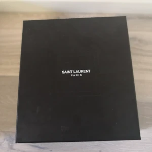  - Stor saint laurent sko låda 