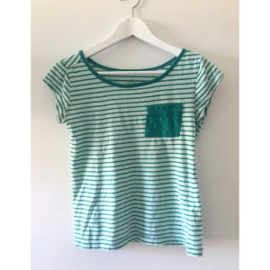  - Nice tisha från Levis, välanvänd. Sitter riktigt snyggt 👌🏽