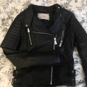  - Chiquelle populära moto jacket nu till salu. Köpt i april men fick aldrig chansen att använda den då den är liten i storleken. Frakt: 79kr vid frågor kontakta mig:)