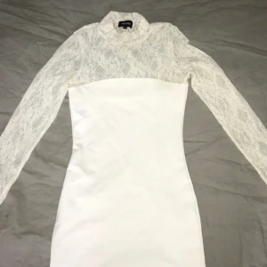  - Figursydd klänning med spets från bubbelroom, som ny endast använd 1 gång. Nypris 400kr ,pris 100kr  