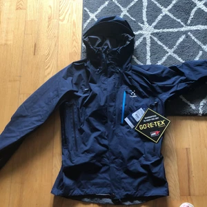  - Säljer åt en vän. Ny goretex jacka från haglöfs. 