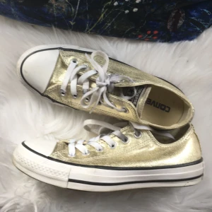  - Guldiga converse i fint skick! Priset är plus porto! 