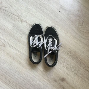  - Vans, klassisk modell. Pyttelitet hål (andra bilden) längst fram vid tån men det syns inte ens. Bra skick i övrigt, bara lite dammiga haha. Taaaaaa dom! Möts helst i Sthlm :) XOXOXO