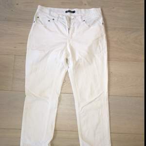 Vita jeans i rak, ankelkort modell från Filippa K. Stl 31/32 men liten, passar en 30a eller 29a skulle jag tro. Ankellånga på mig och är 166cm. Superfina men tyvärr fått en fläck på ena bakfickan...