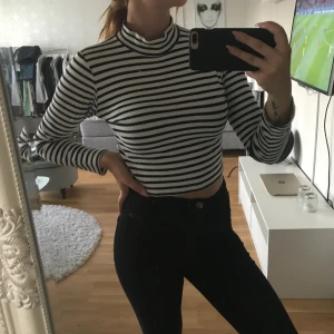  - Randig ”magtröja” långärmad och hög i halsen. Halvpolo