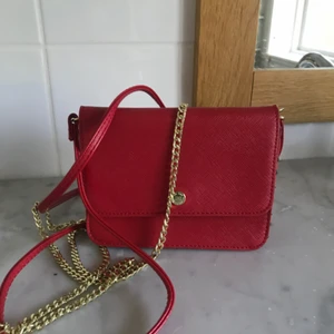  - Fin röd axelbandsväska! En kedja och en i läder. Fint skick!