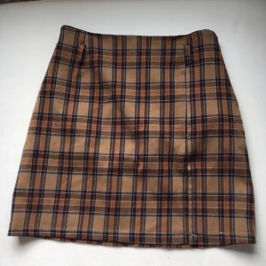  - Fin rutig kjol med slits där fram, köpt secondhand men i bra skick. Den är stretchig i materialet och bekväm att ha på sig ✏️📚