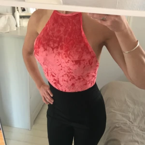  - Röd halterneck body i sammet. Storlek XS men passar också S. Aldrig använd! 