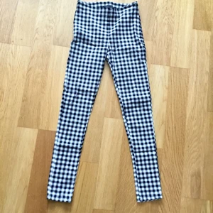  - Rutiga tajta byxor köpta i London. Sitter skitsnyggt på! Helt oanvända (endast provat). 100kr + frakt eller mötas upp i Stockholm 