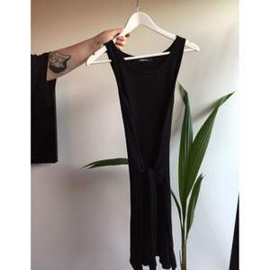Ribbad klänning från Gina Tricot. Ett knutans runt midjan. Slutar över knän. För 40kr + frakt är den din. Swish🖤 