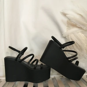  - UNIKA PLATÅSKOR! Skitsnygga platåskor (snyggare på). Inköpta för några år sen på H&M.  Sitter bra med sin crisscross ”snörning” som är otroligt mjuk! Passar inte mig pga fult med breda fötter 😭 Passar en 36 eller liten 37!  Möts upp eller skickas mot frakt! :) 