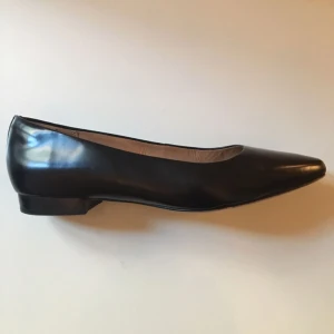  - Eleganta svarta låga loafers i äkta läder. Använd en gång, som nya. Storlek 39. Mycket bekväma med vadderad sula. Från Clarks. Originalpris 950kr.