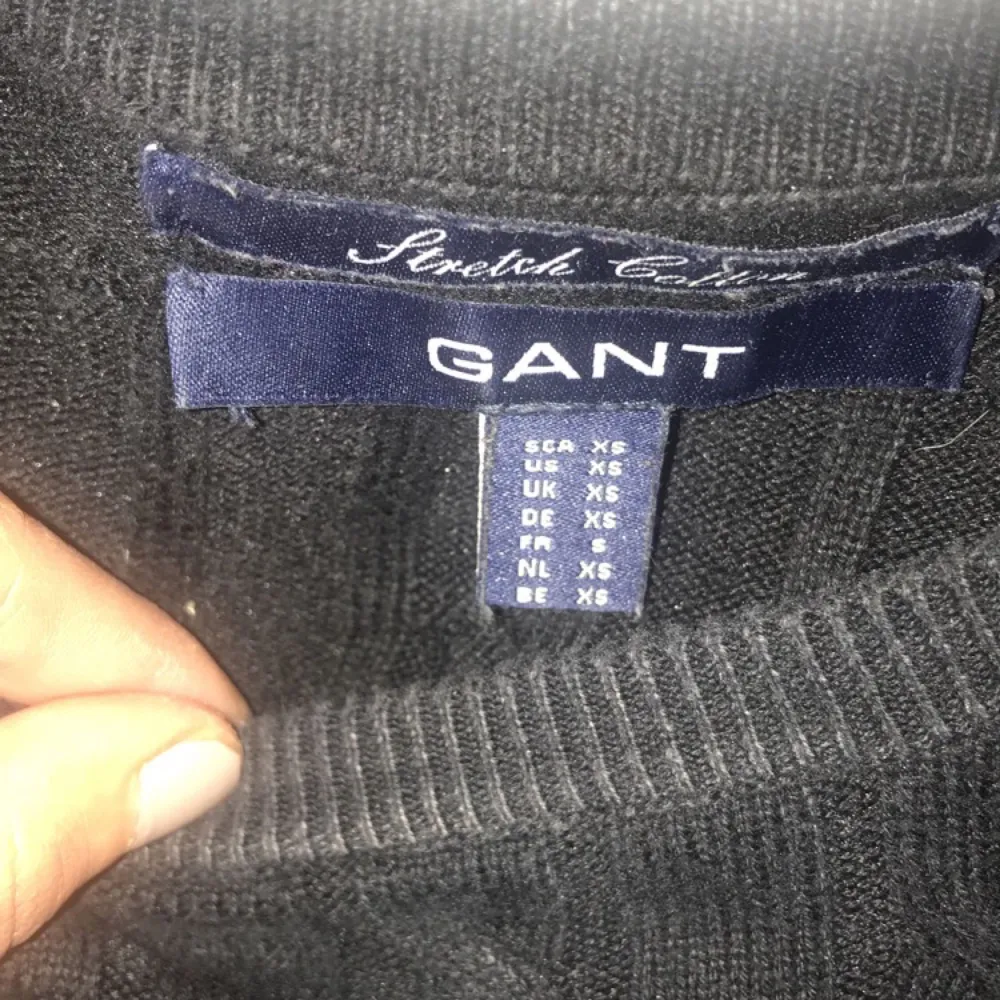 Säljer min svarta Gant tröja i strl Xs eftersom den inte kommer till någon användning längre. Den är i väldigt fint & bra skick. Frakt ingår i priset 💫. Tröjor & Koftor.