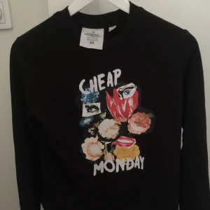  - Assnygg tröja från Cheap monday. Är i gott skick! Frakt ca 55kr