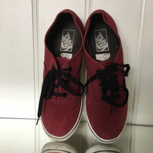  - Vinröda Vans 🍒✌️I helt ok skick utan hål etc. Besök även mina andra fina annonser, tar emot erbjudande 👾