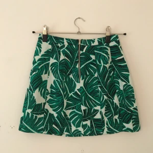  - Såå fin kjol med underbara gröna löv! Den gröna färgen är lite starkare i färg än på bilden. Mötas upp eller köparen står för frakt.