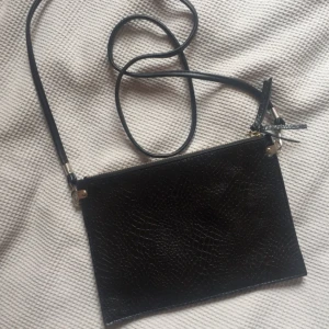  - svart axelremsväska i fakeskinn från monki! mkt sparsamt använd så som ny.