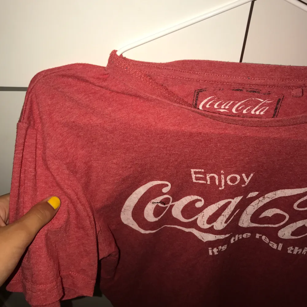 Cola-cola t-shirt, sjukt snygg över långärmade tröjor !!. Hoodies.