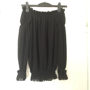  - Off-shoulder topp/blusa. Svart. Stl xs-s. Oanvänd. 