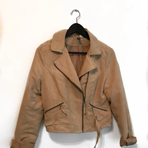 - Knappt använd jacka i mockaliknande material. Är en ljusare och mer mild beige färg än på bilden.